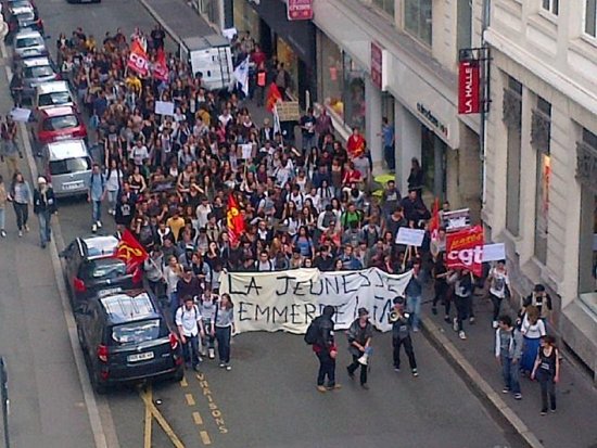 Manifestation anti-FN spontanée de lycéens angevins, le 27 mai 2014 